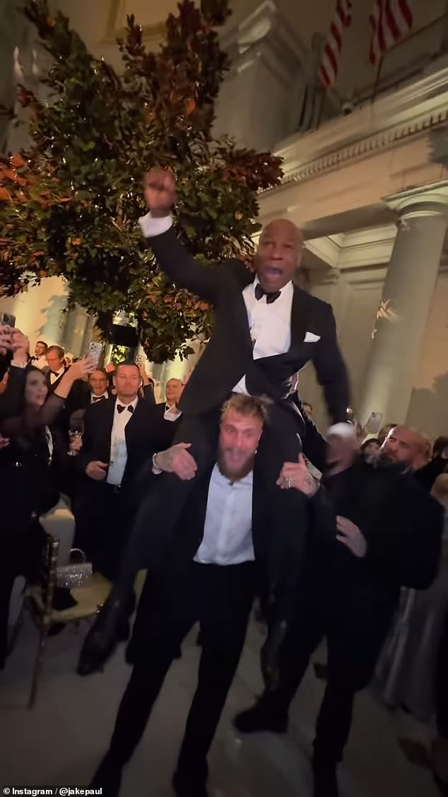 Se ve a Jake Paul levantando a Mike Tyson sobre sus hombros en un baile inaugural de Trump el lunes.