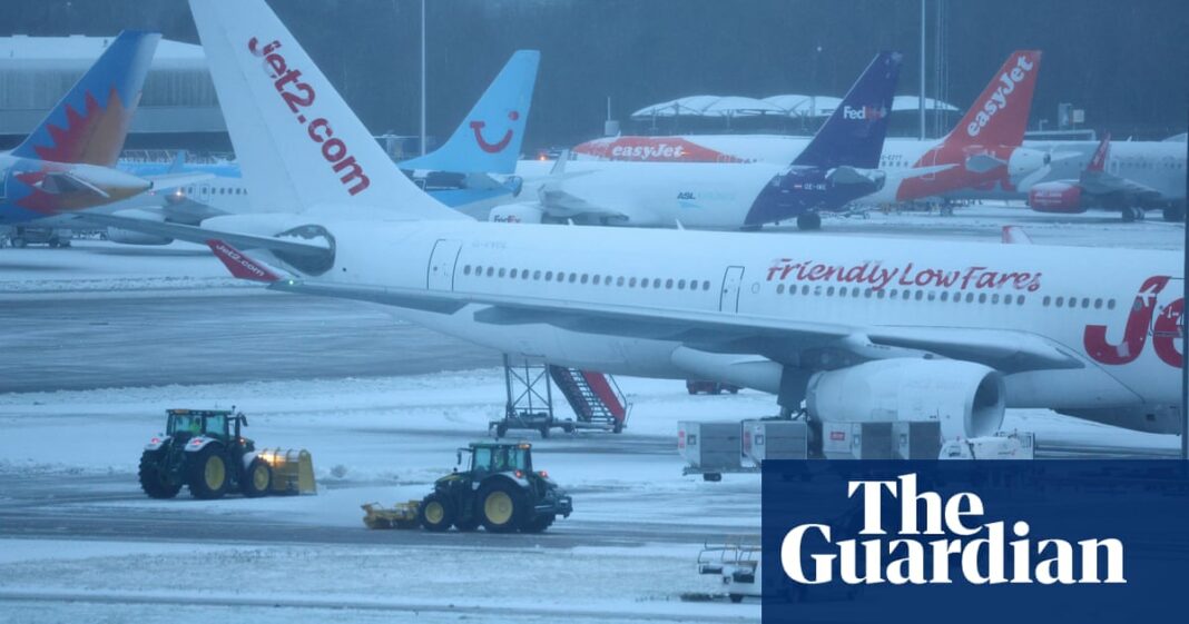 Las fuertes nevadas interrumpen los viajes en Inglaterra y Gales mientras los aeropuertos cierran las pistas
