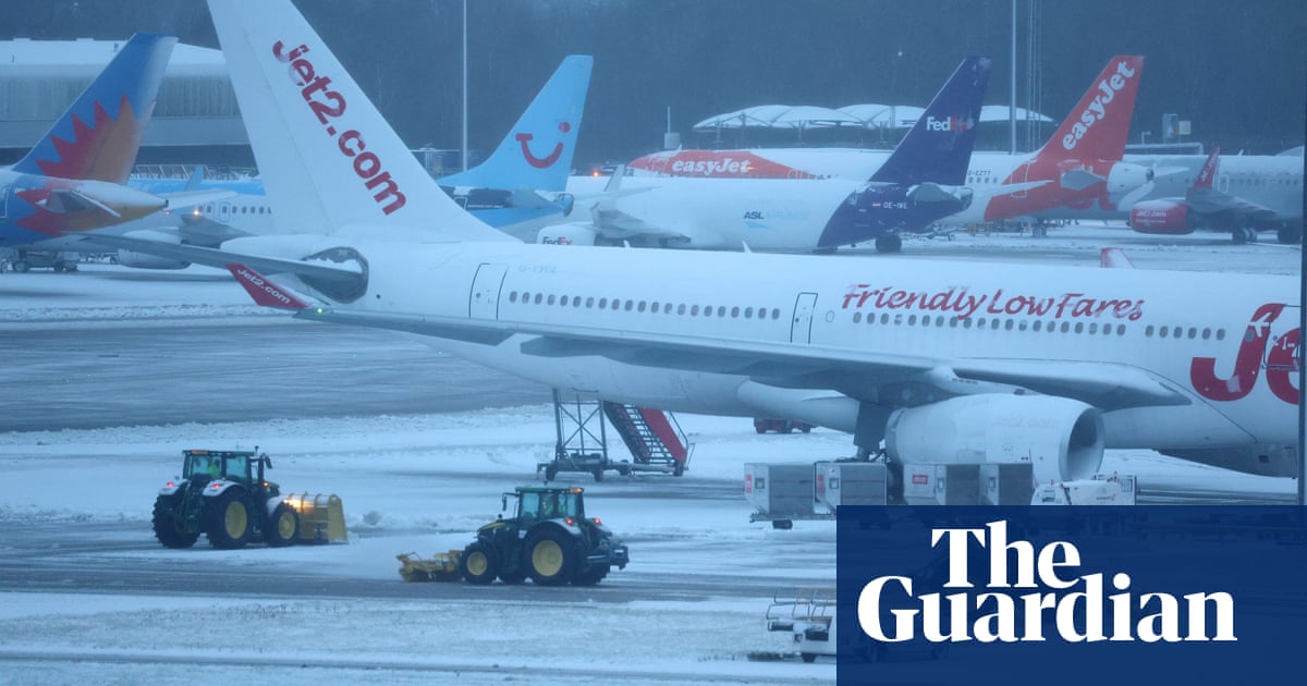 Las fuertes nevadas interrumpen los viajes en Inglaterra y Gales mientras los aeropuertos cierran las pistas
