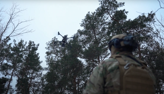 Las fuerzas ucranianas usan dron para destruir la bandera rusa en el eje Pokrovsk
