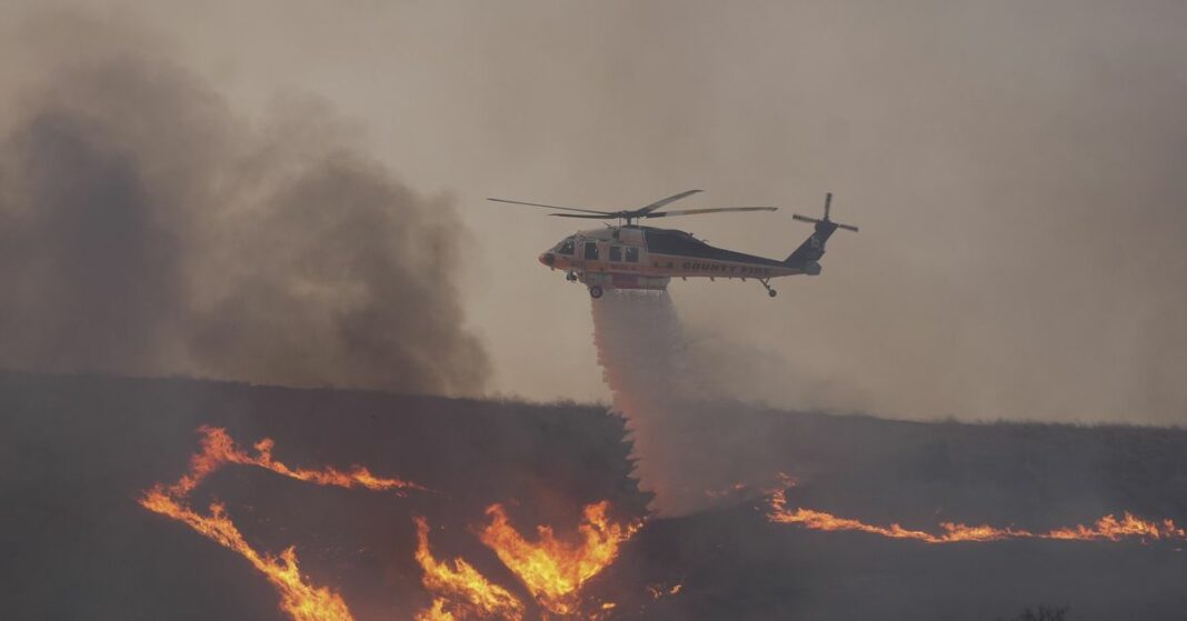 Las gotas de agua ayudan a los bomberos a contener los incendios de Los Ángeles
