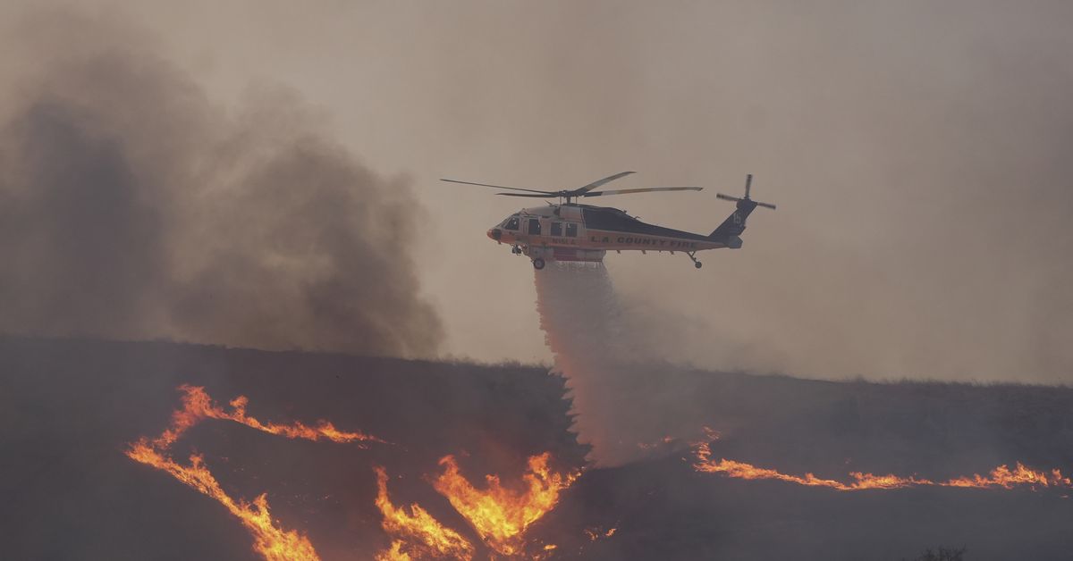 Las gotas de agua ayudan a los bomberos a contener los incendios de Los Ángeles
