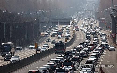 Major highways remain congested on Lunar New Year: traffic expected to ease after evening