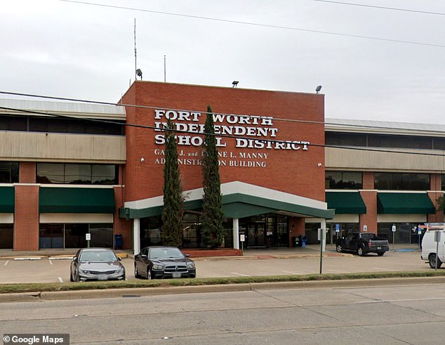 Un maestro de la escuela secundaria Northside en Fort Worth, Texas, provocó indignación después de instar a los agentes de ICE a atacar a sus propios estudiantes porque 