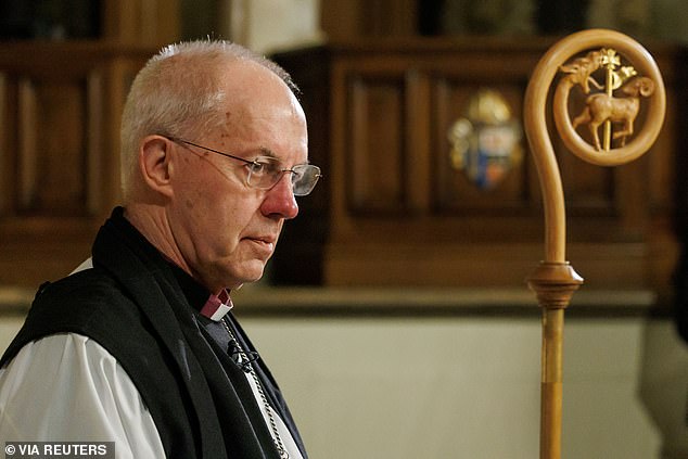 El arzobispo de Canterbury, Justin Welby, se prepara para depositar su bastón pastoral en el altar de la capilla del Palacio de Lambeth el 6 de enero.