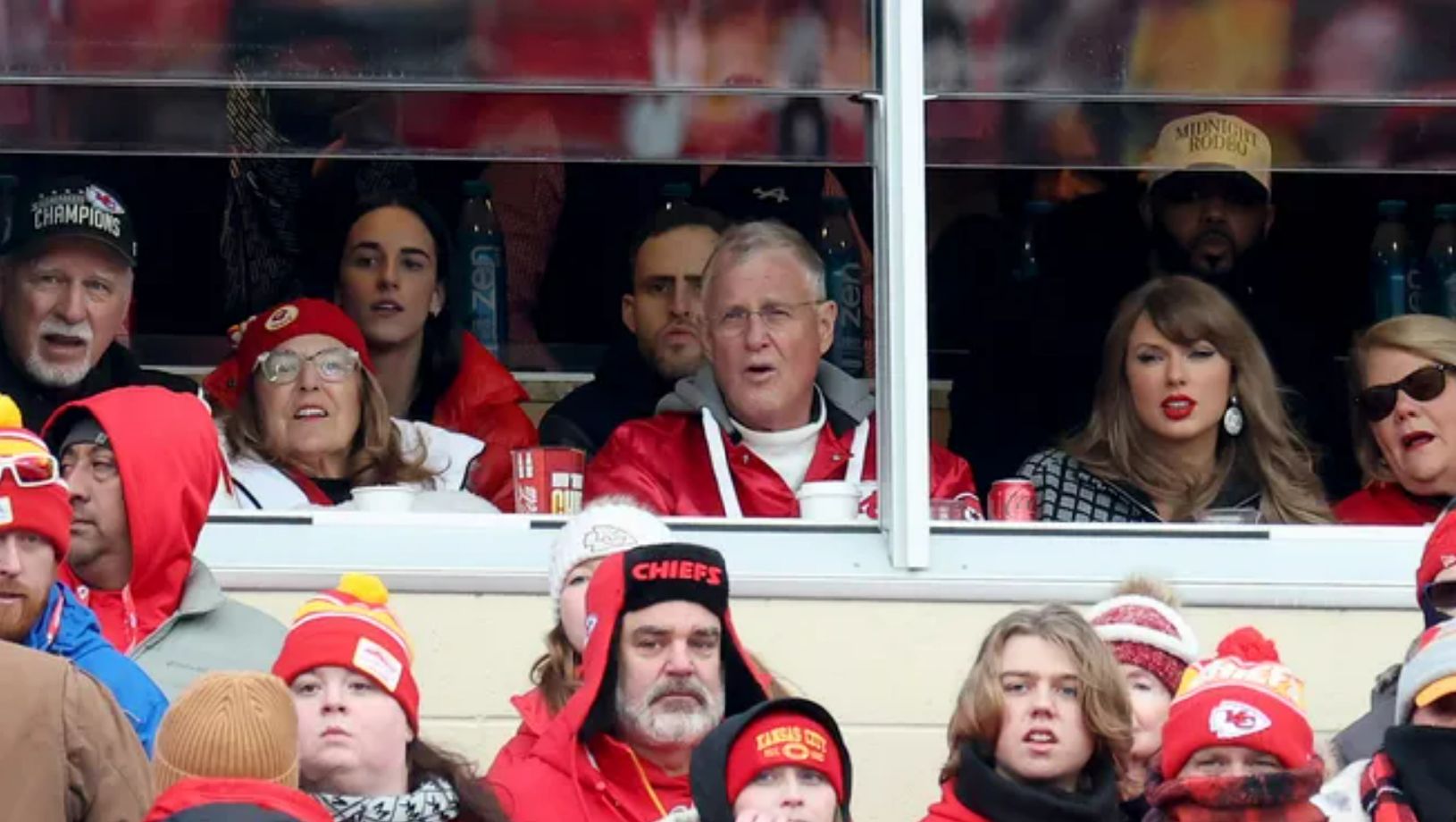 Las superestrellas Taylor Swift y Caitlin Clark vistas juntas en el partido de playoffs entre Chiefs y Texans
