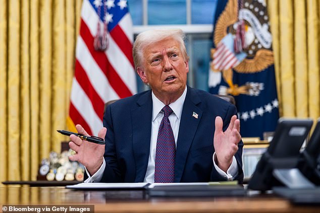 En uno de sus primeros actos tras asumir el cargo, el nuevo presidente de Estados Unidos, Donald Trump (en la foto), firmó una orden ejecutiva que obliga a los empleados federales a regresar a la oficina, cinco días a la semana.