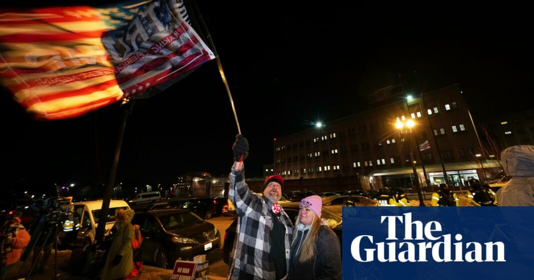 Líderes de Proud Boys y Oath Keepers entre los prisioneros liberados por Trump el 6 de enero
