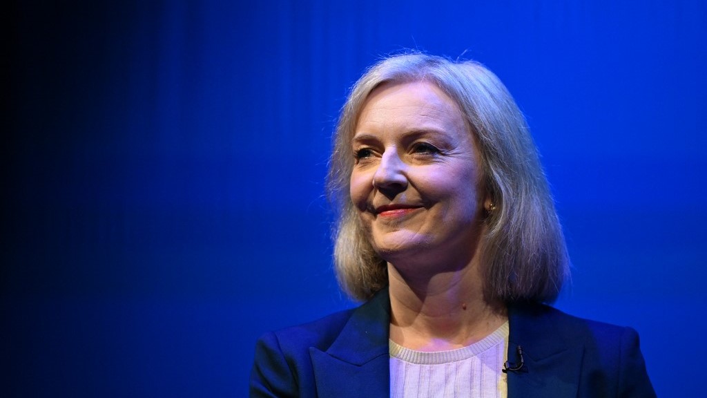 Liz Truss amenaza a Starmer con el uso de un bufete de abogados 'pro-israelí' que calificó al Partido Laborista de 'semillero de racismo'
