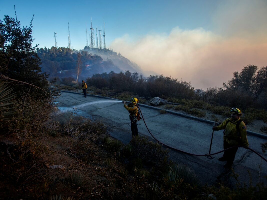 'Lo perdí todo:' Los equipos de bomberos luchan contra incendios 'sin precedentes' en Los Ángeles
