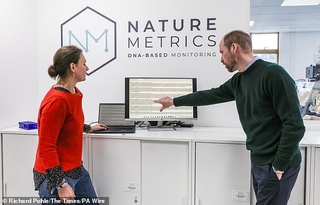 El Príncipe de Gales visitó hoy al finalista del Premio Earthshot, Nature Metrics, en su Surrey HQ. La plataforma de inteligencia natural de la compañía puede identificar especies individuales de pequeñas muestras de suelo, sedimento, agua o aire