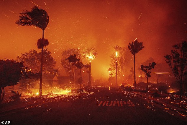 El incendio Palisades arrasa un barrio en medio de fuertes vientos en el barrio Pacific Palisades de Los Ángeles