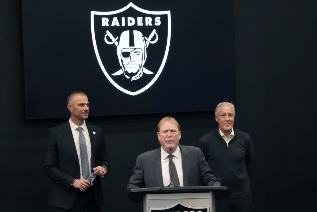 Los Raiders predijeron aterrizar a Suprise QB en 2025 NFL Draft como Star QB Plummets
