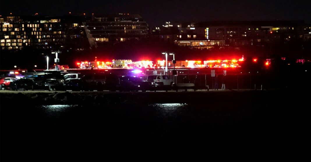 Los accidentes aéreos en Washington DC, los despegues del aeropuerto y los aterrizajes se detuvieron
