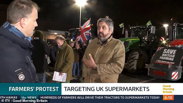 Los agricultores han llevado la lucha a los supermercados mientras estacionan sus tractores en aparcamientos de todo el país para protestar contra la redada del impuesto a la herencia de Keir Starmer.