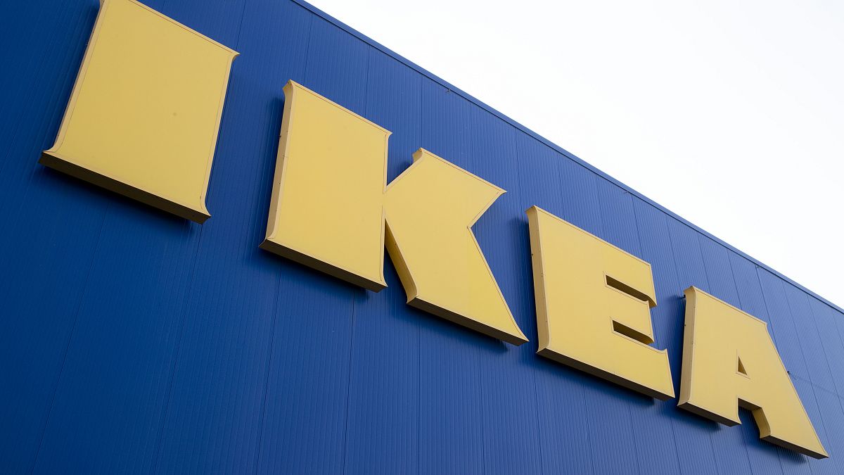 Los aranceles comerciales podrían provocar un aumento en los precios de IKEA, dice un minorista en Davos
