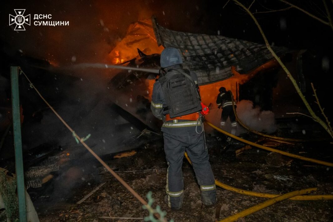 Los ataques con aviones no tripulados rusos en la provincia de Sumy provocan un incendio en un centro de bienestar infantil y dos heridos en un ataque a un autobús
