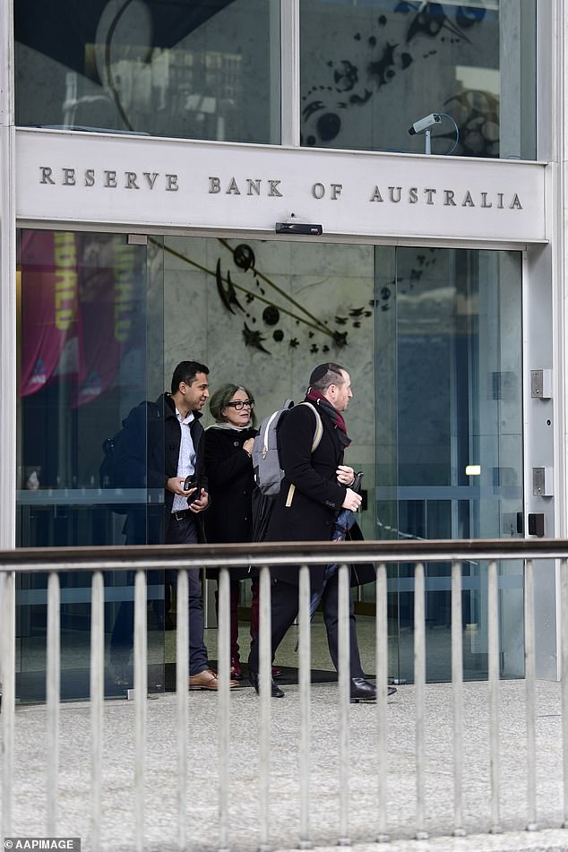 Los prestatarios en casa australianos ahora pueden esperar un recorte de tarifas tan pronto como el próximo mes con la inflación ahora en el nivel más bajo en casi cuatro años (en la foto es el edificio del Banco de la Reserva en Sydney)