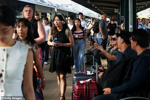 El miércoles se cancelaron más de 1.000 servicios de tren en Sydney. En la foto, los viajeros en la Estación Central.