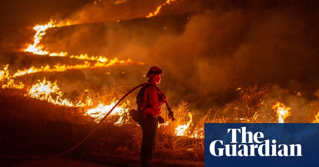 Los bomberos luchan para mantener la ventaja en el nuevo incendio forestal al norte de Los Ángeles
