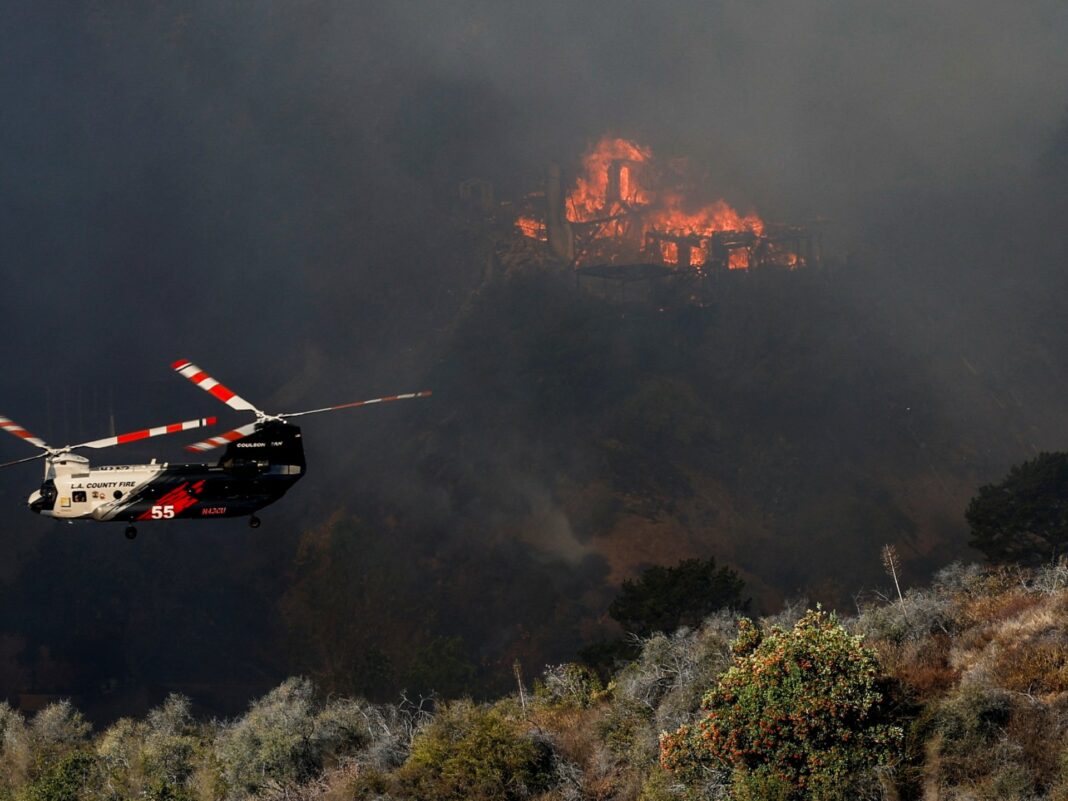 Los bomberos se apresuran para contener los incendios forestales de Los Ángeles mientras se espera que aumenten los vientos
