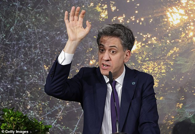 Ed Miliband, Secretario de Estado de Seguridad Energética y Net Zero, ha admitido que las centrales eléctricas de gas existentes se conservarán en épocas de escaso suministro de viento.