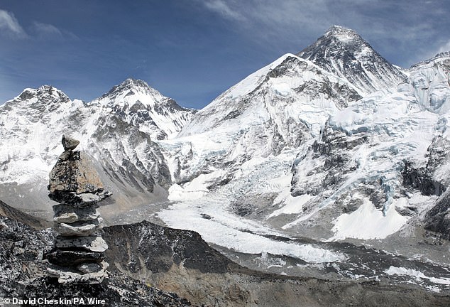 Los científicos han descubierto dos montañas ocultas más de 100 veces más grandes que Mount Everest (en la foto)