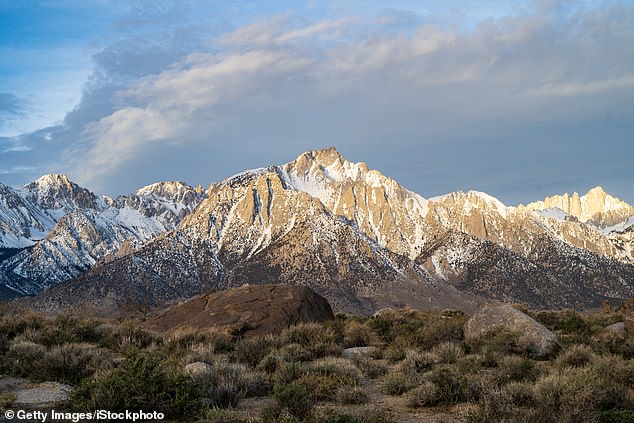 Utilizando casi cuatro décadas de datos sísmicos recopilados de estaciones alrededor de la cordillera de Sierra Nevada, que abarca la frontera oriental de California, los geólogos descubrieron una separación continua entre la corteza de la Tierra y el manto subyacente