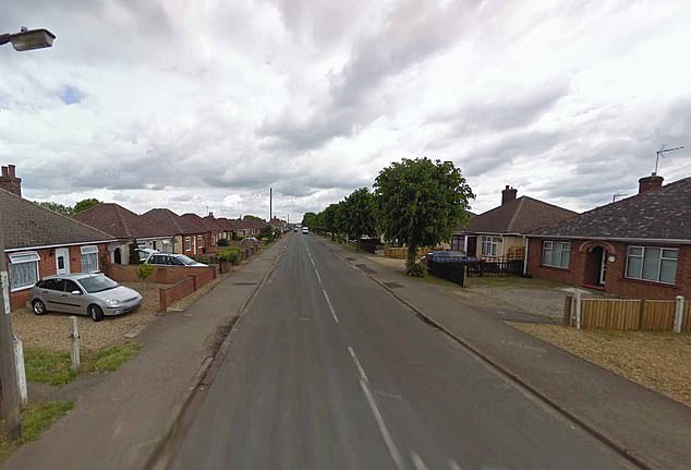 Los cuerpos fueron descubiertos por la policía en Norwood Road (en la foto) en marzo, Cambridgeshire.