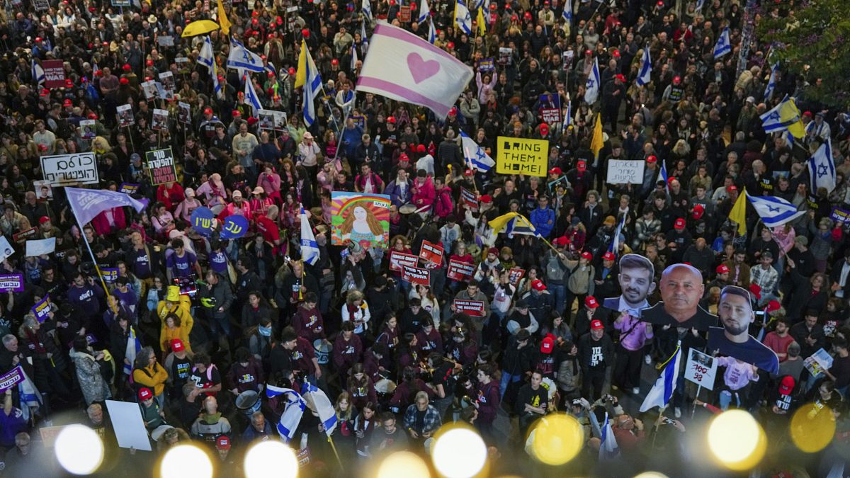 Los embajadores se unen a la manifestación en Tel Aviv para exigir un acuerdo de liberación de rehenes en Gaza
