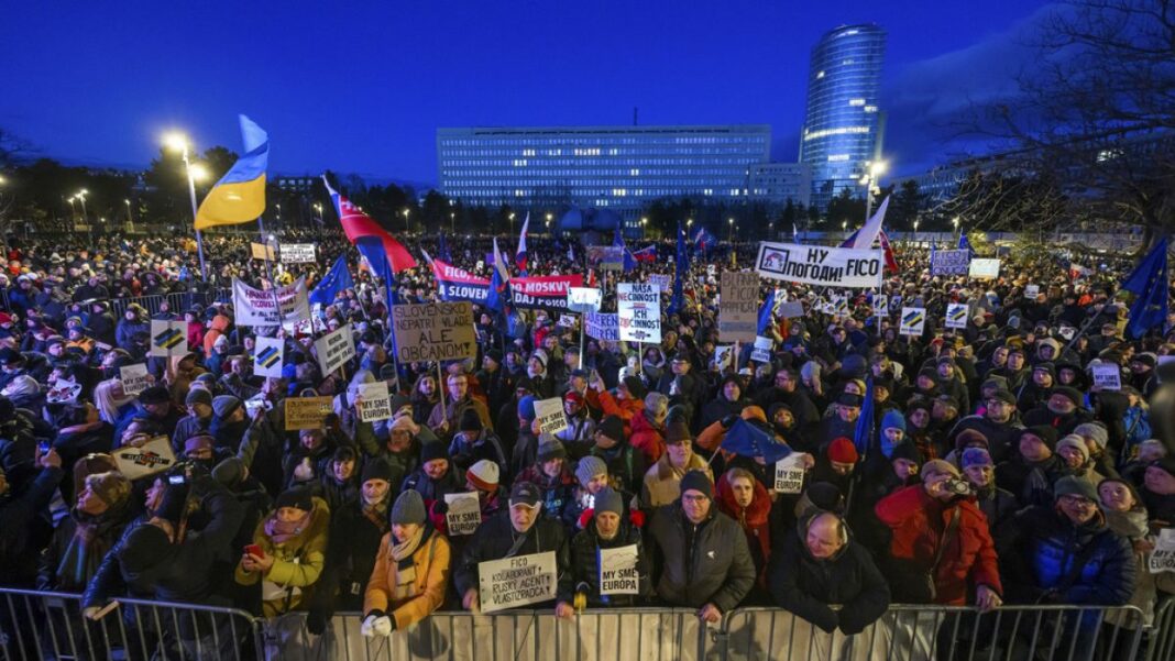 Los eslovacos salen a las calles para protestar contra las políticas de Fico
