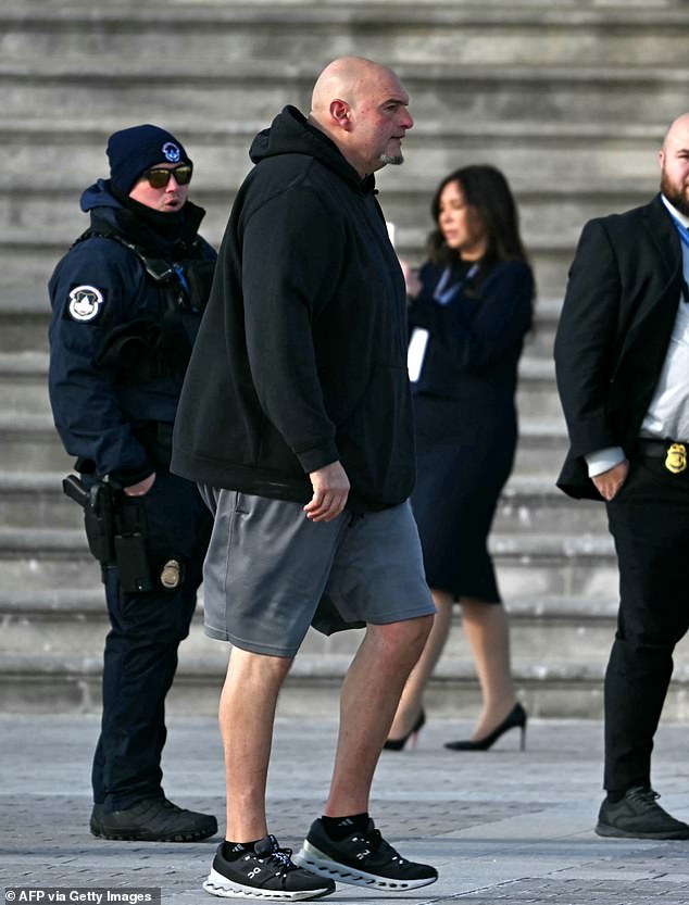 El senador John Fetterman llegó al Capitolio para la toma de posesión del presidente Donald Trump con un atuendo atrevido: optó por pantalones cortos a pesar del clima helado.