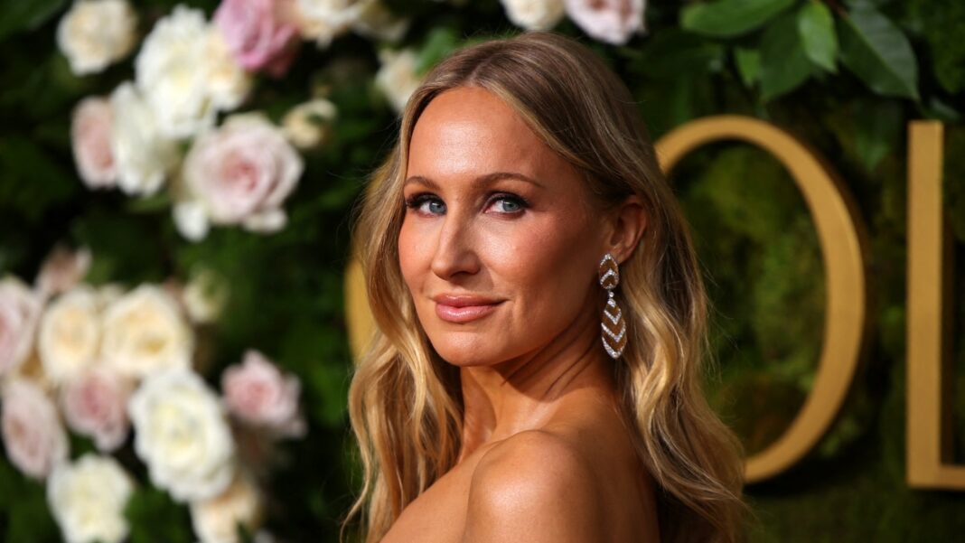 Los fanáticos dicen que Nikki Glaser 'devoró y no dejó migajas' con el monólogo de los Globos de Oro: '¡Ella es la CABRA de la comedia!'
