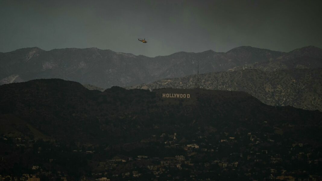 Los incendios forestales de California ahora amenazan el icónico cartel de Hollywood mientras las llamas arden en Los Ángeles
