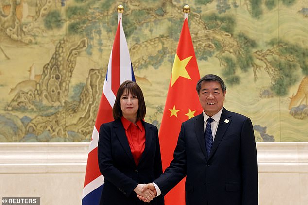 El viceprimer ministro chino, He Lifeng, y la ministra de Hacienda británica, Rachel Reeves, en una reunión esta semana.