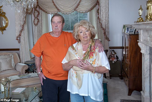 Gary Hugh y su esposa Carol, ambos de 75 años en su casa. La pareja critica la respuesta policial después de que los ladrones robaron £ 300,000 en sus joyas, pero los oficiales pasaron más tiempo investigando las armas legalmente de Gary.