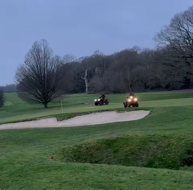 Filman a tres vándalos destrozando uno de los campos de golf mejor clasificados de Inglaterra