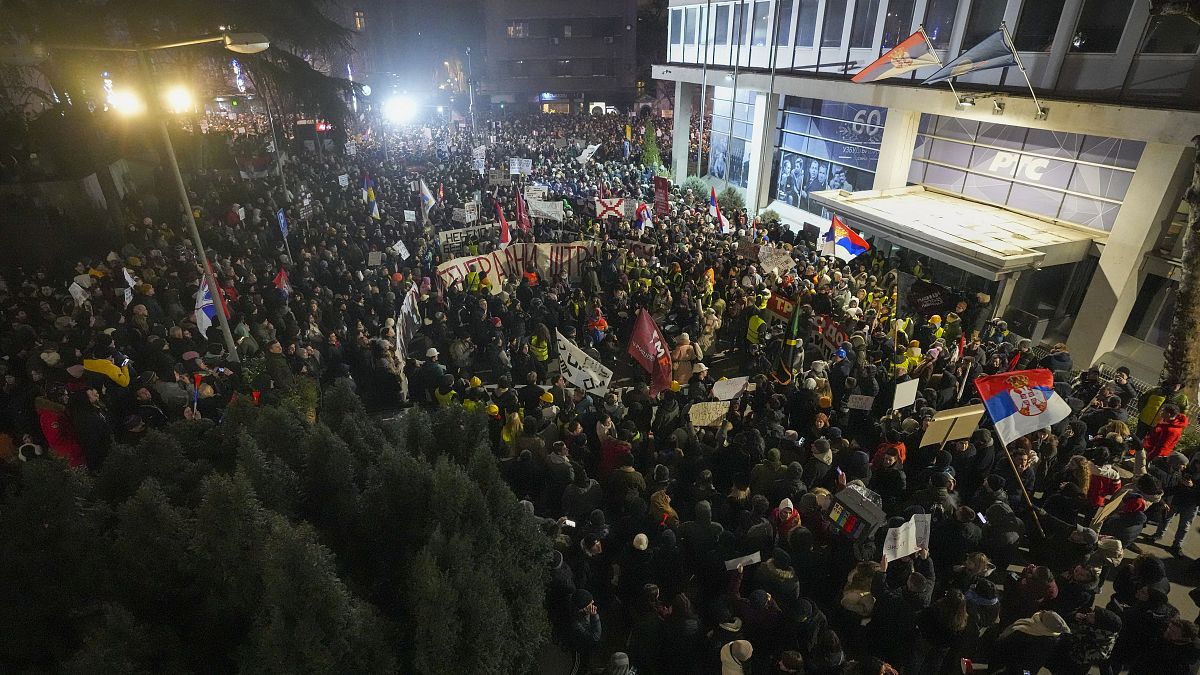 Los manifestantes acusan a la televisión estatal serbia de parcialidad progubernamental
