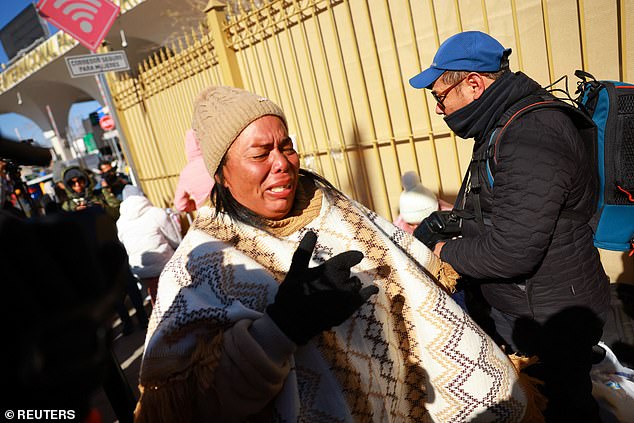 Margelis Tinoco, una migrante de Colombia, sollozó al llegar a la frontera de Estados Unidos justo cuando Trump tomaba posesión y descubrió que la aplicación CBP1 había sido eliminada, lo que hacía mucho más difícil para los inmigrantes ingresar a Estados Unidos.