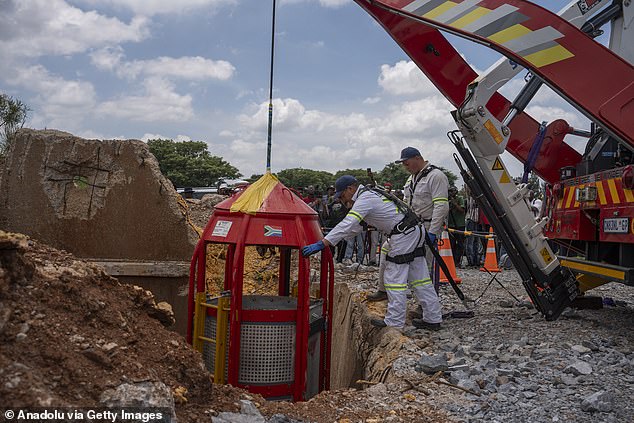 La policía sudafricana continúa su operación de rescate en la mina Stilfontein en la provincia del noroeste de Sudáfrica el 16 de enero de 2025.