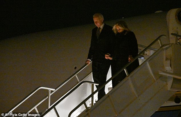 El presidente Joe Biden (izquierda) y la primera dama Jill Biden (derecha) llegan al Aeropuerto Internacional de Los Ángeles el lunes por la noche para lo que se suponía sería una visita oficial. La agenda del presidente fue prácticamente cancelada debido a los horrendos incendios forestales.