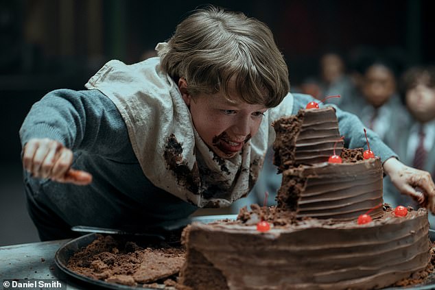 Si creciste deseando poder probar el pastel de chocolate de Bruce Bogtrotter, te alegrará saber que tu sueño pronto se hará realidad. En la foto: Charlie Hodson-Prior como Bruce Bogtrotter en Matilda the Musical de Roald Dahl