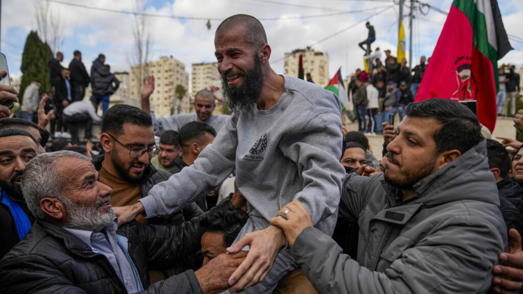 Los palestinos de Cisjordania acogen como héroes a 200 prisioneros liberados por Israel
