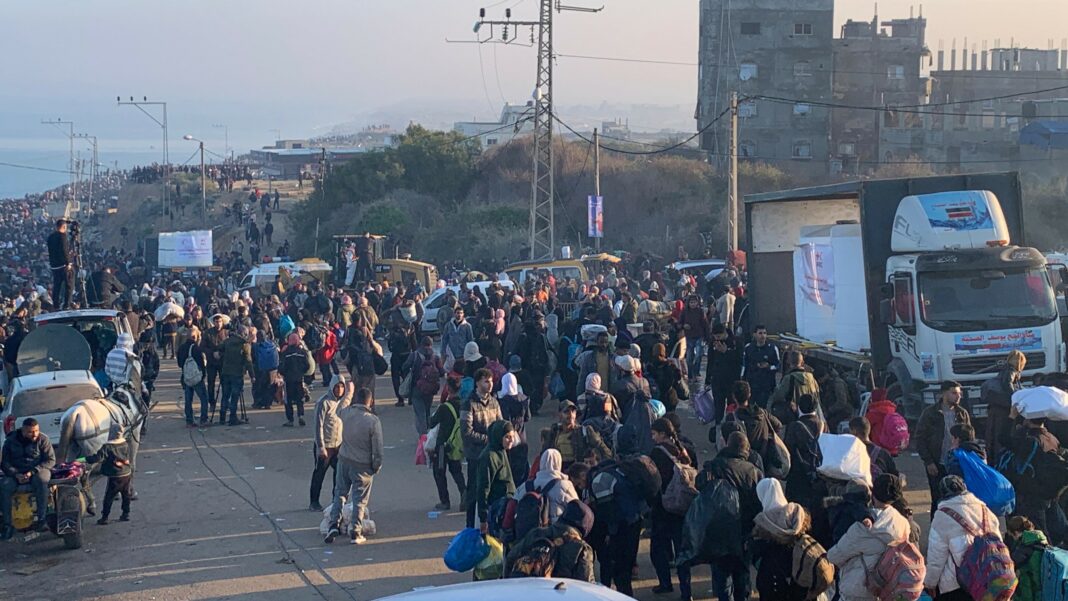 Los palestinos desplazados regresan al norte de Gaza por primera vez desde que comenzó la guerra
