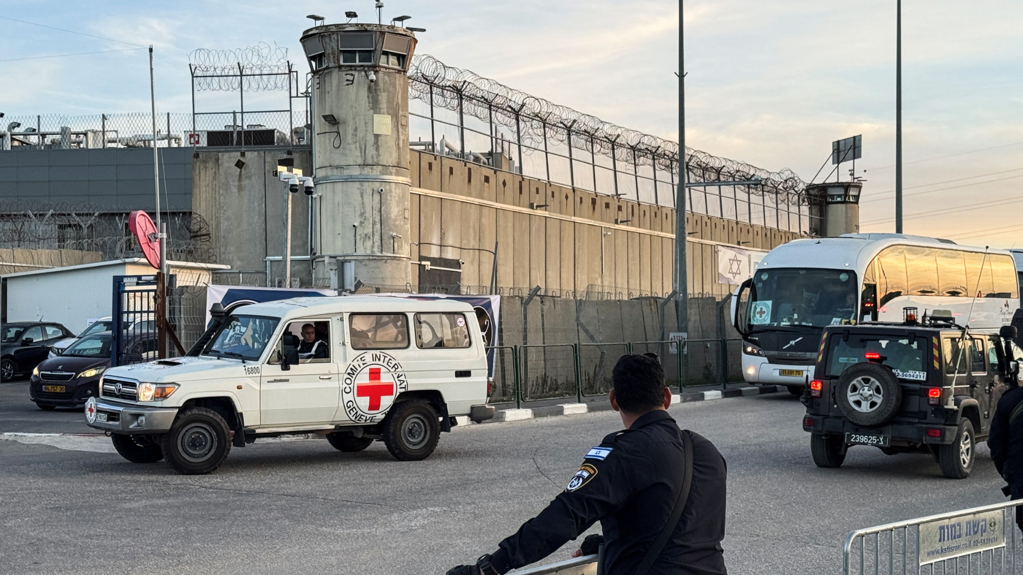 Los palestinos esperan la liberación de 90 prisioneros mientras Israel restringe las celebraciones
