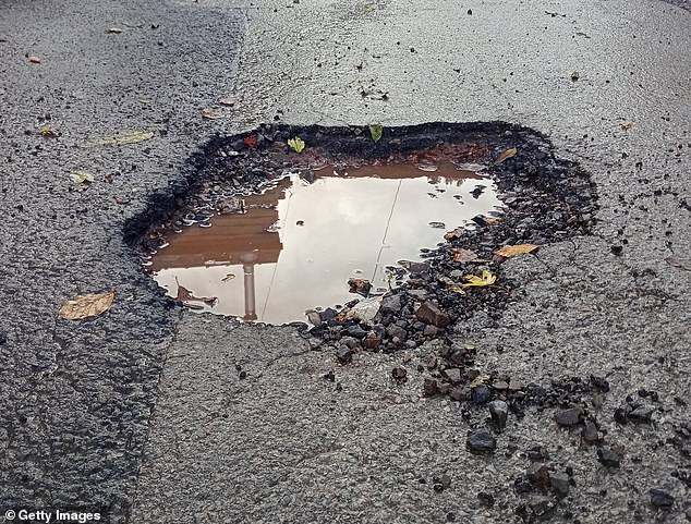 Las nuevas cifras, descubiertas a través de una solicitud de Libertad de Información (FOI) de Round our Way, arrojan luz sobre el deteriorado estado de las carreteras británicas (foto de archivo)