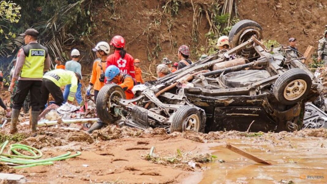 Los rescatistas indonesios detienen la evacuación debido al mal tiempo después de que un deslizamiento de tierra matara a 25 personas
