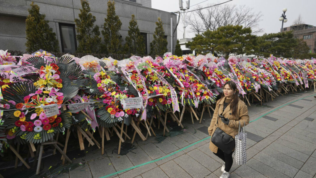 Los surcoreanos convierten coronas funerarias y bastones de luz de K-pop en herramientas de protesta política
