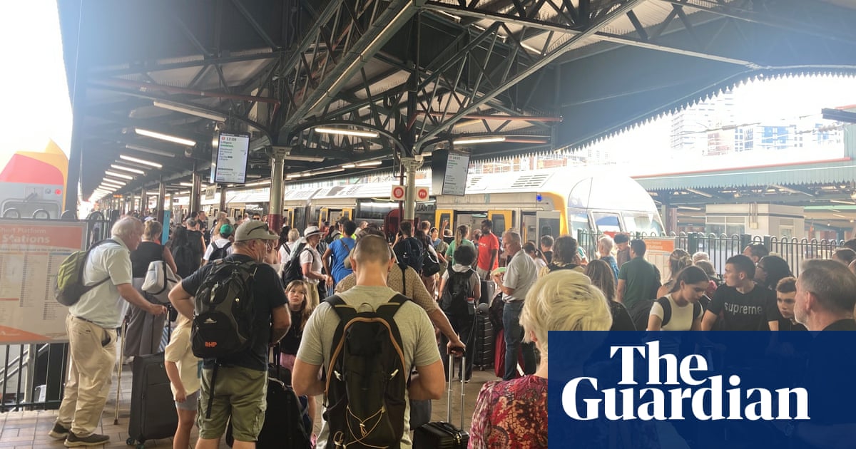 Los trenes de Sydney se retrasaron hasta cinco horas mientras las autoridades advierten a los viajeros que salgan temprano
