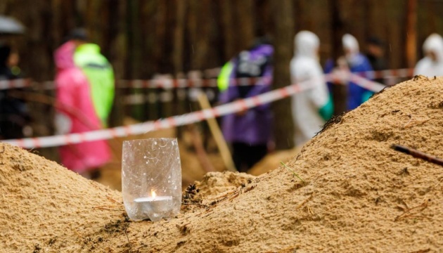 Lugar de enterramiento masivo en Izium: 22 cadáveres siguen sin identificar
